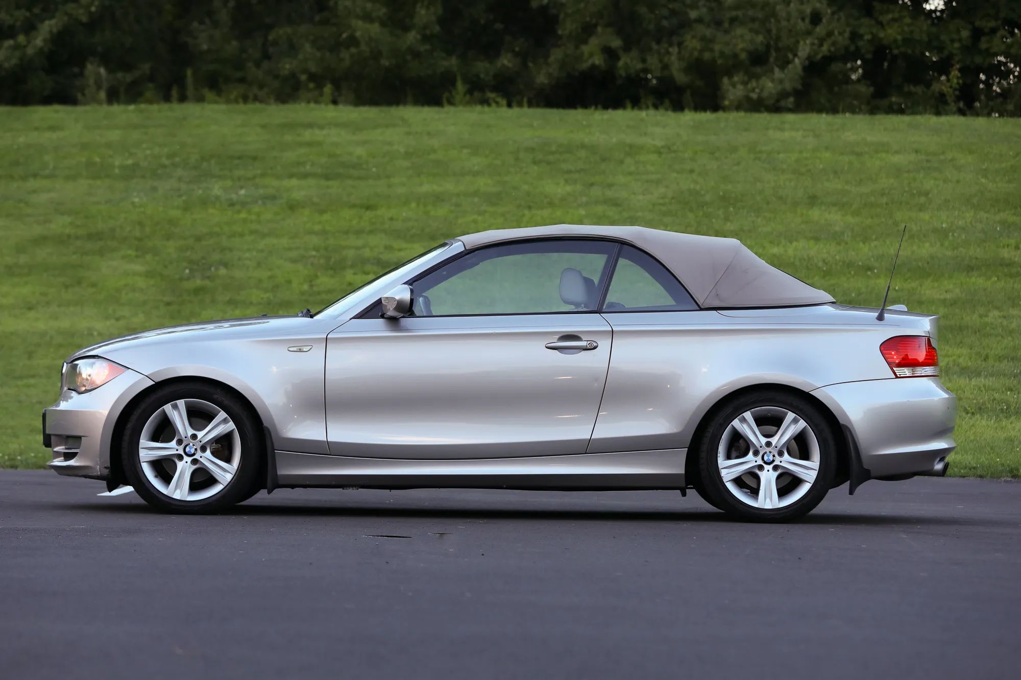 2010 BMW 1 Series 128i Convertible 2D — photo 18 of 48