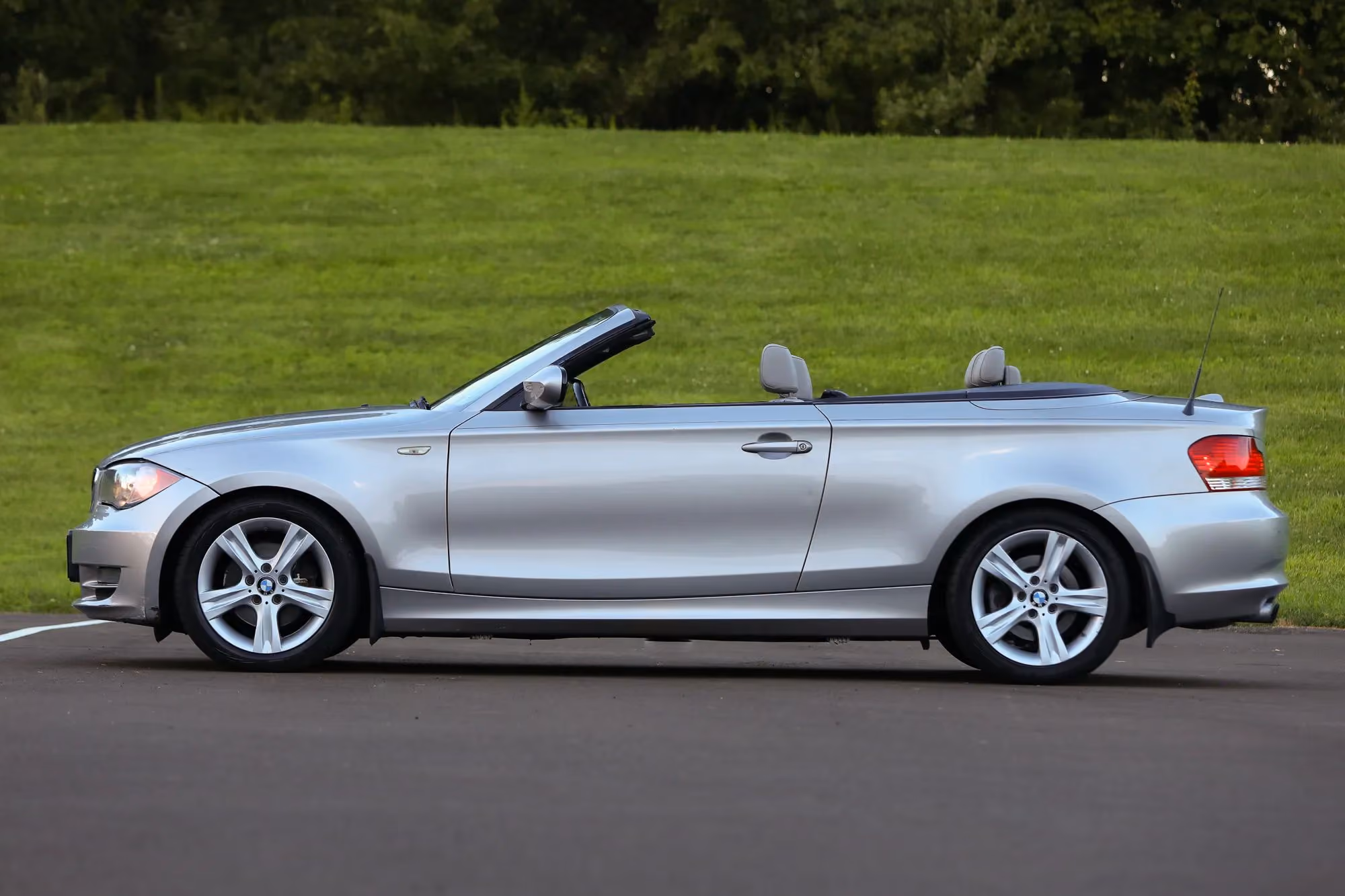 2010 BMW 1 Series 128i Convertible 2D — photo 31 of 48