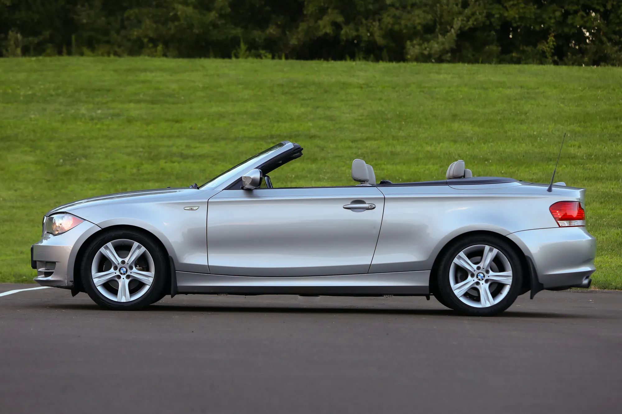 2010 BMW 1 Series 128i Convertible 2D — photo 31 of 48