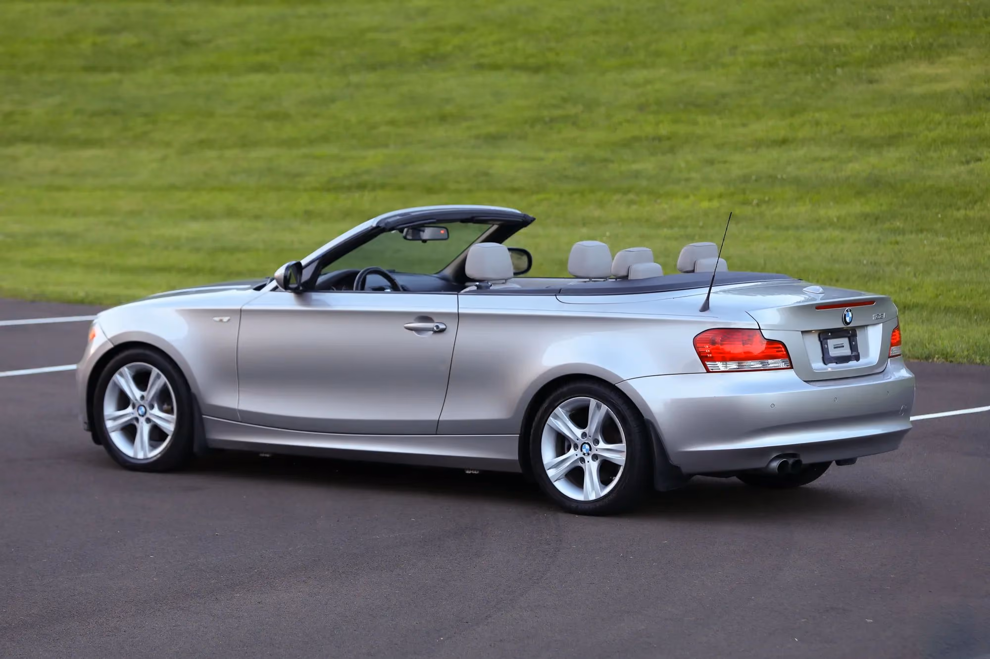 2010 BMW 1 Series 128i Convertible 2D — photo 32 of 48