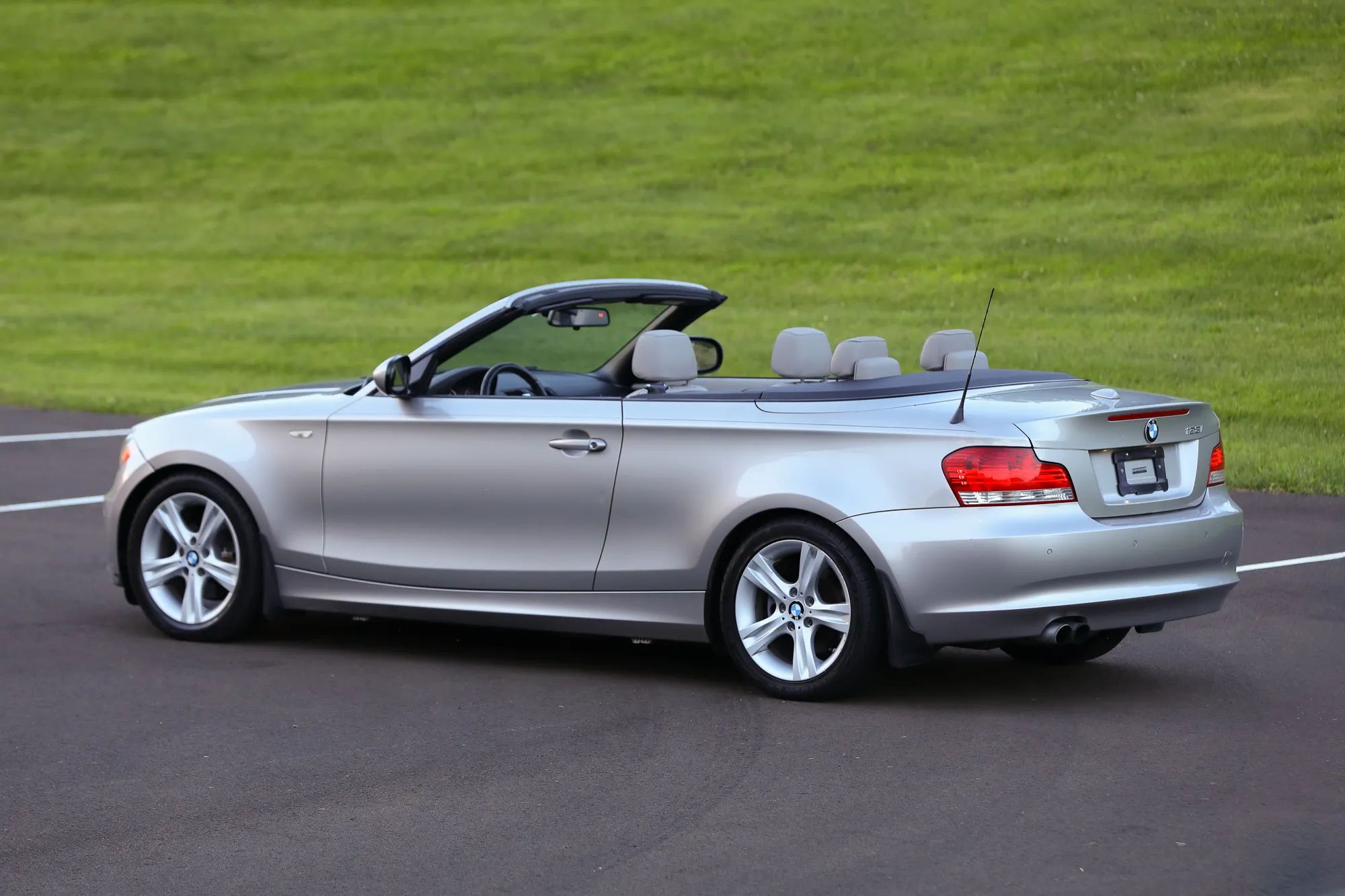 2010 BMW 1 Series 128i Convertible 2D — photo 32 of 48