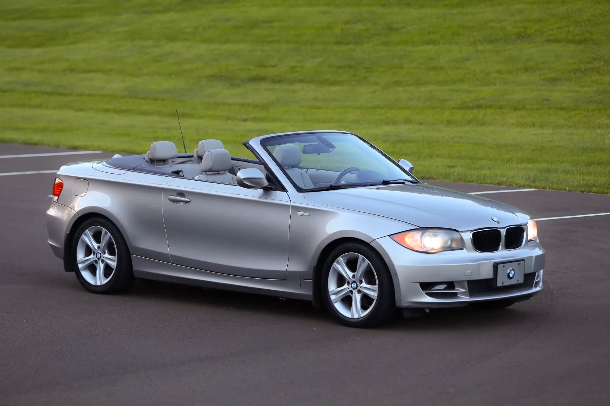 2010 BMW 1 Series 128i Convertible 2D — photo 37 of 48