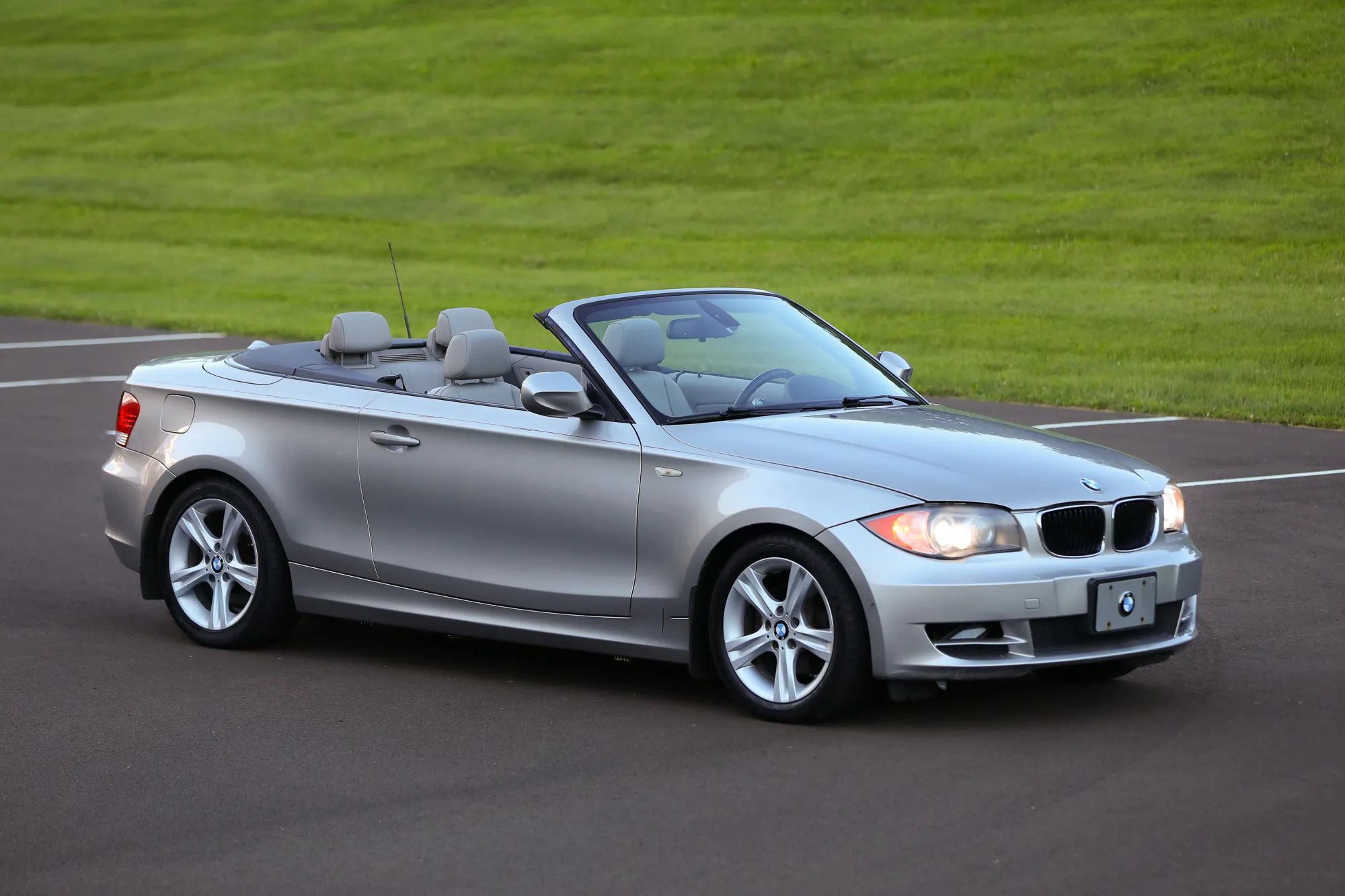 2010 BMW 1 Series 128i Convertible 2D — photo 37 of 48