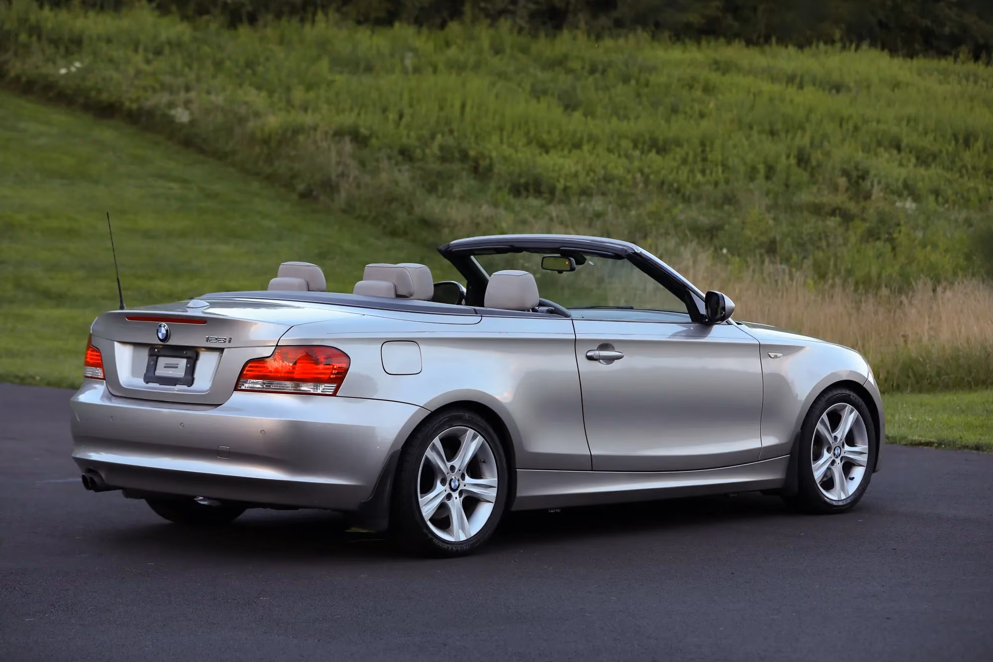 2010 BMW 1 Series 128i Convertible 2D — photo 41 of 48