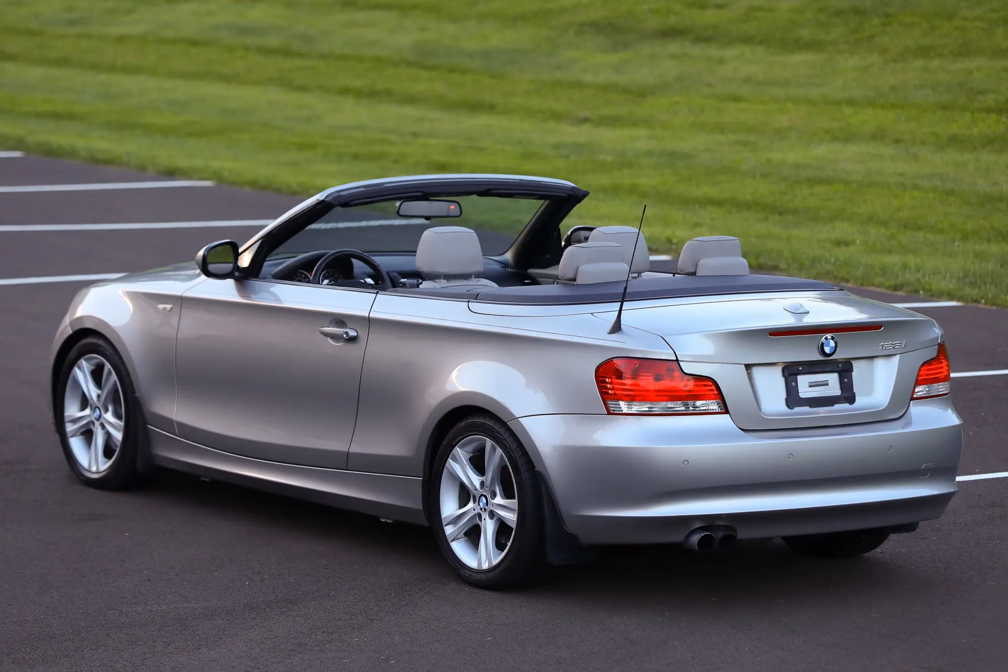 2010 BMW 1 Series 128i Convertible 2D — photo 33 of 48