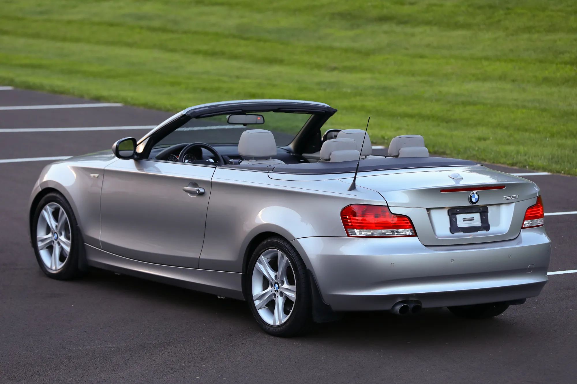 2010 BMW 1 Series 128i Convertible 2D — photo 33 of 48