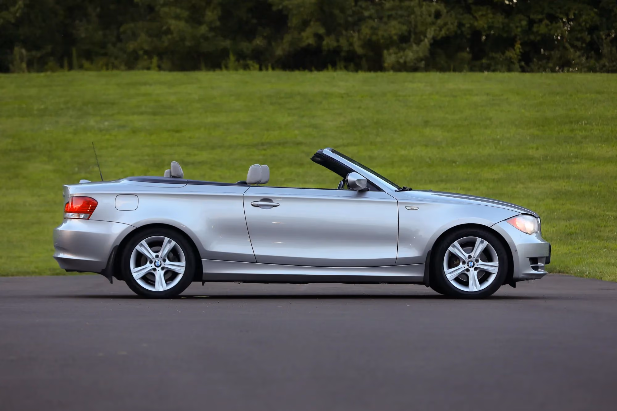 2010 BMW 1 Series 128i Convertible 2D — photo 36 of 48
