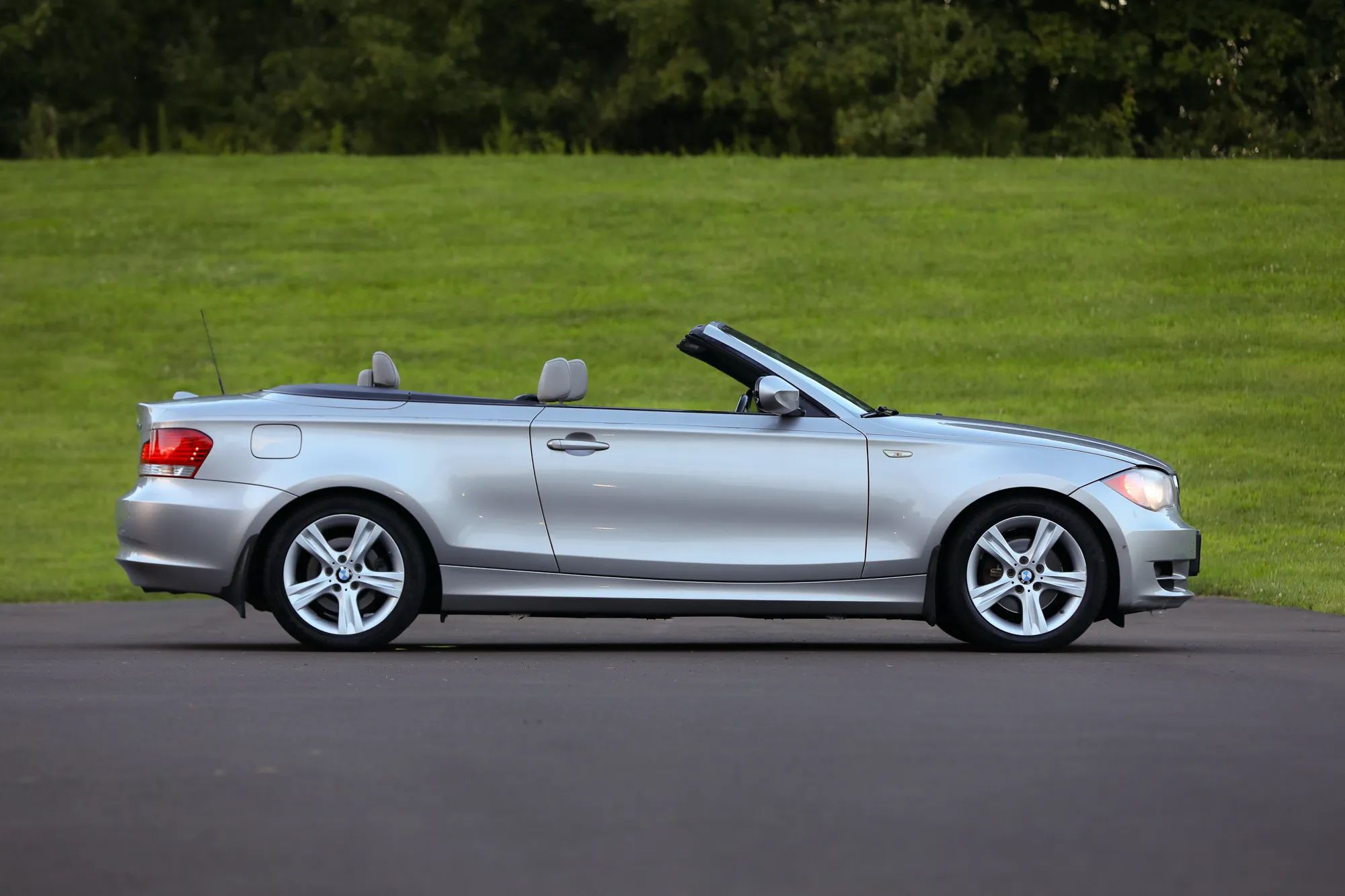 2010 BMW 1 Series 128i Convertible 2D — photo 36 of 48