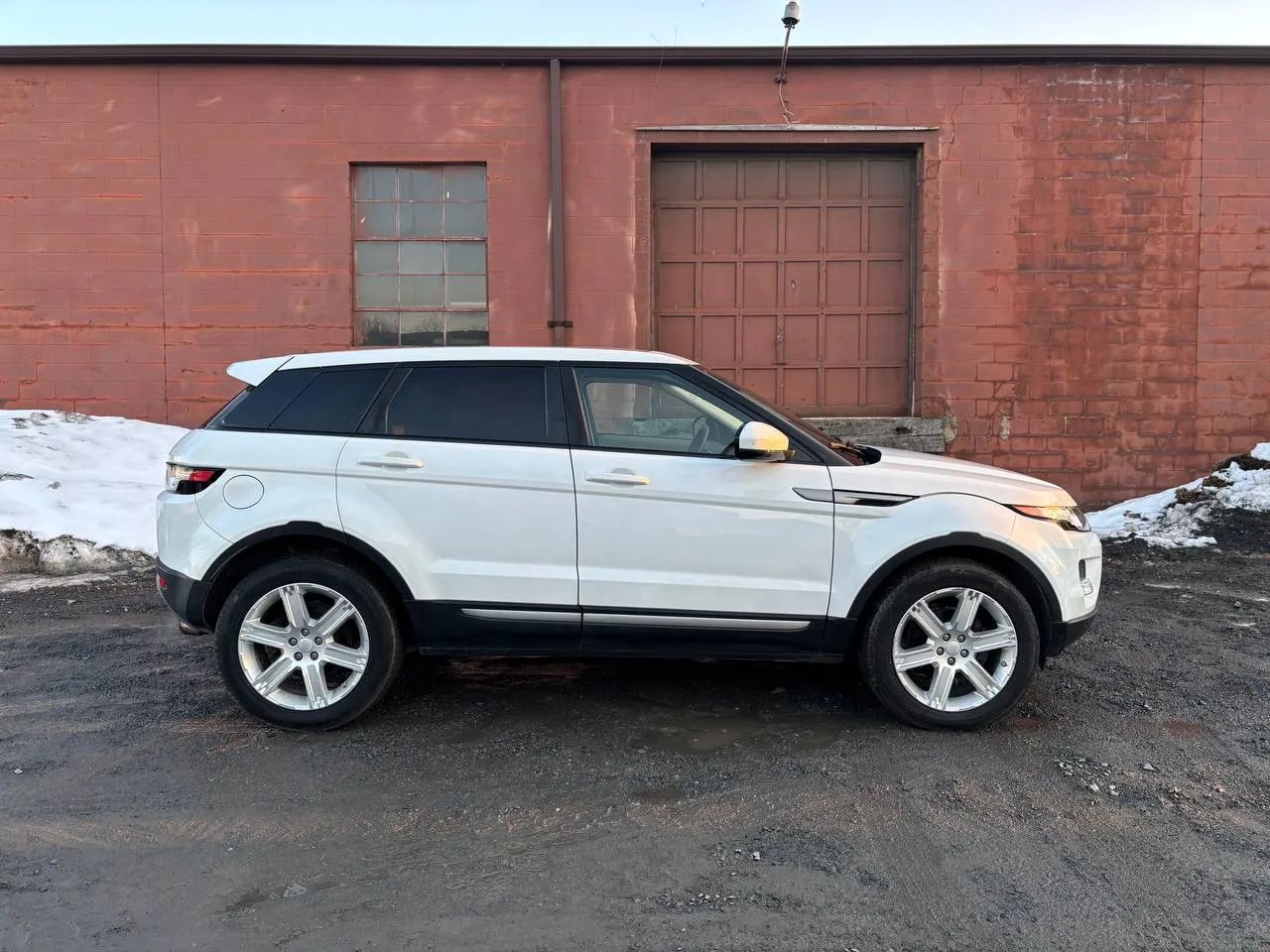 2015 Land Rover Range Rover Evoque Pure Plus Sport Utility 4D — photo 5 of 52