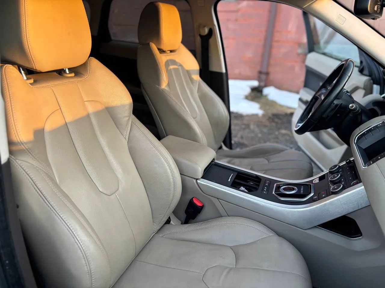 2015 Land Rover Range Rover Evoque Pure Plus Sport Utility 4D — photo 20 of 52