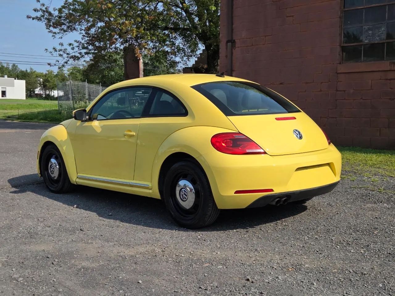 2015 Volkswagen Beetle 1.8T Hatchback 2D — photo 2 of 19