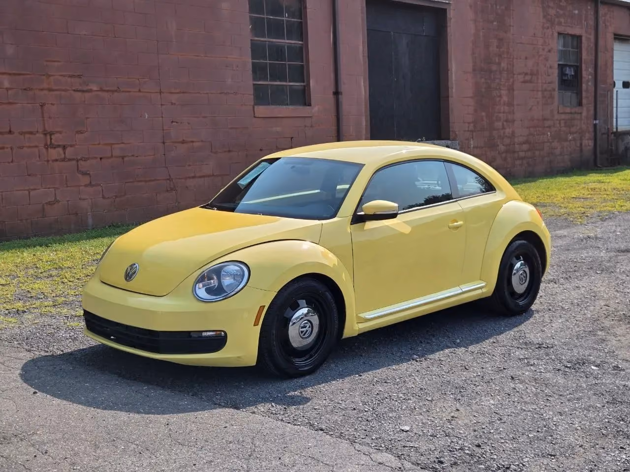 2015 Volkswagen Beetle 1.8T Hatchback 2D — photo 1 of 19