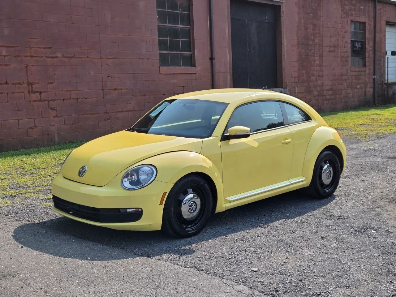 2015 Volkswagen Beetle 1.8T Hatchback 2D — photo 1 of 19