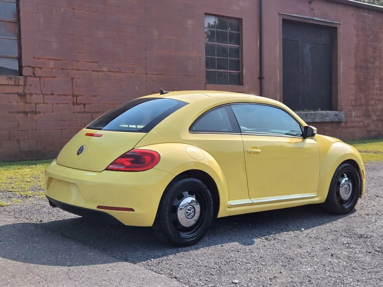 2015 Volkswagen Beetle 1.8T Hatchback 2D — photo 4 of 19