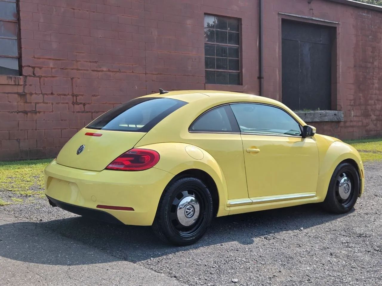 2015 Volkswagen Beetle 1.8T Hatchback 2D — photo 4 of 19