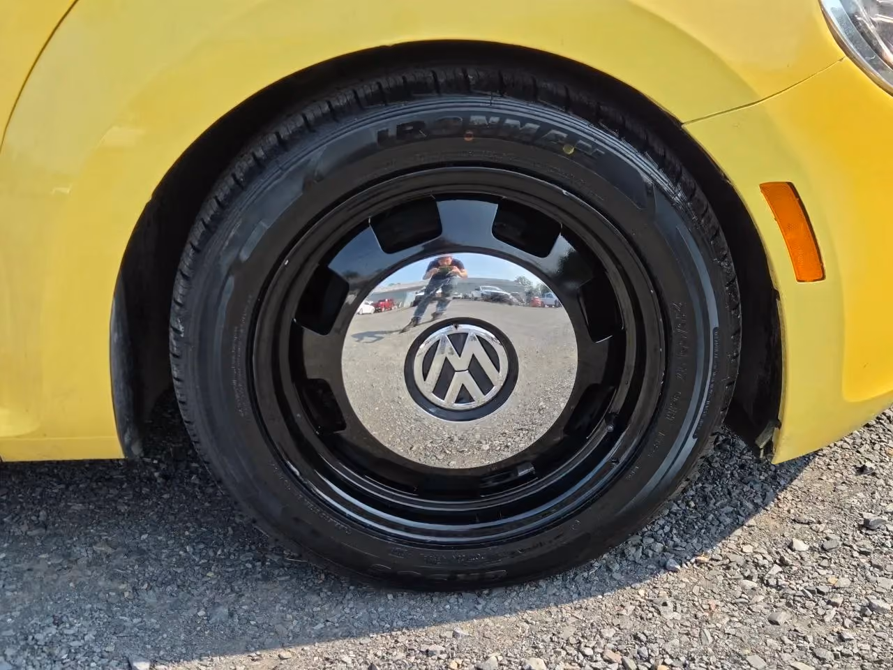 2015 Volkswagen Beetle 1.8T Hatchback 2D — photo 10 of 19