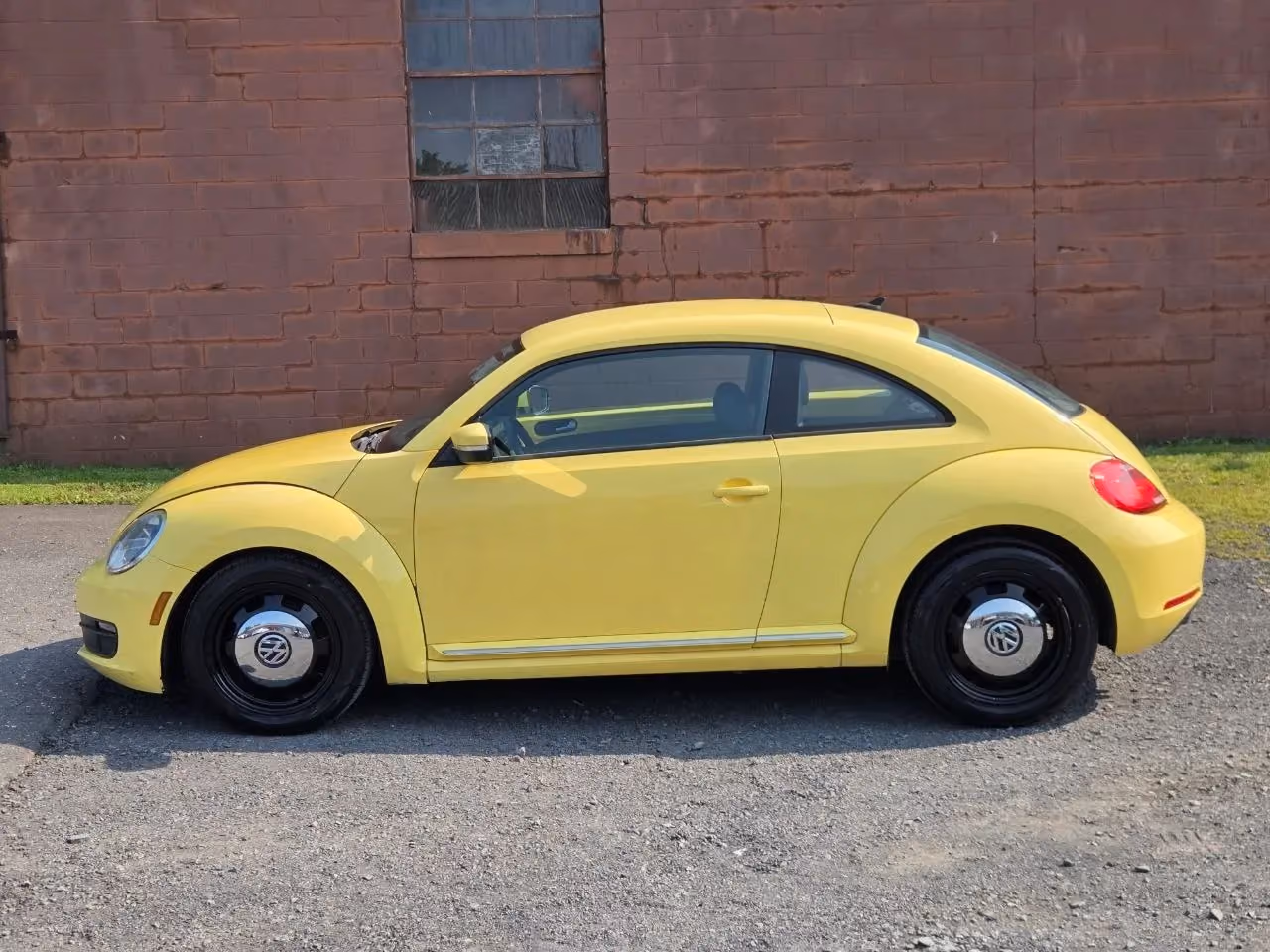 2015 Volkswagen Beetle 1.8T Hatchback 2D — photo 11 of 19