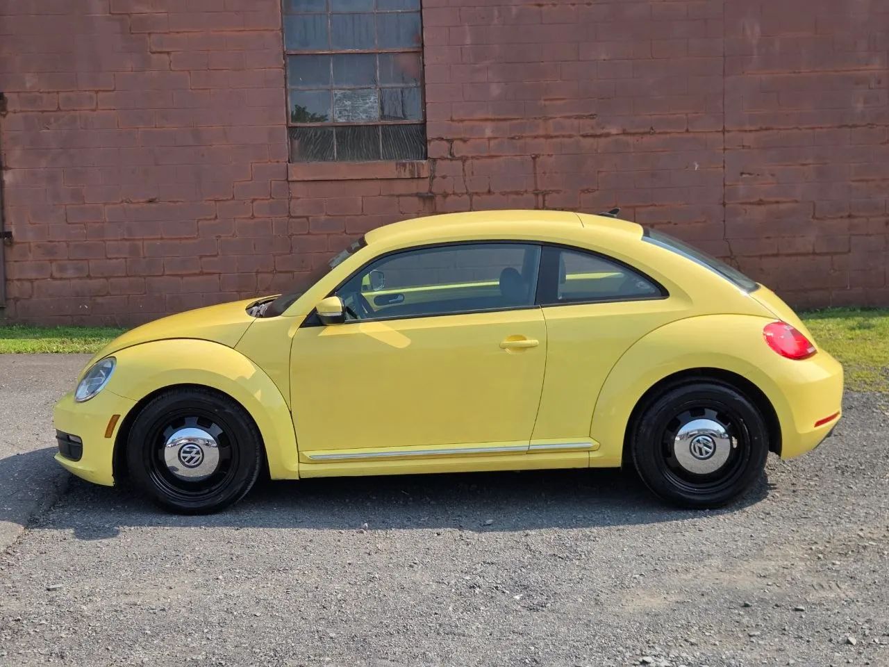 2015 Volkswagen Beetle 1.8T Hatchback 2D — photo 11 of 19