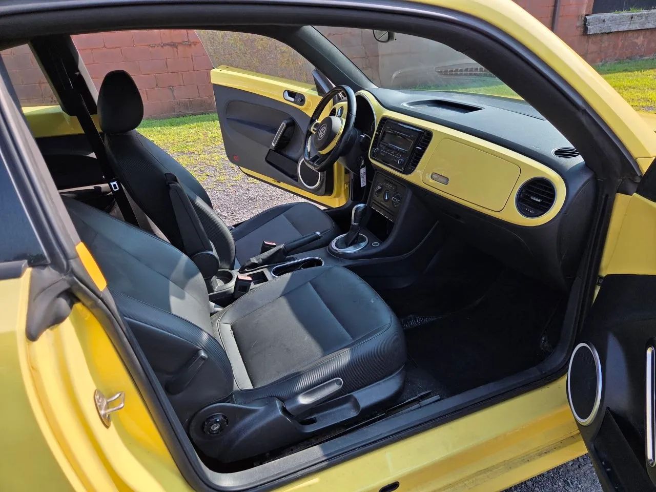 2015 Volkswagen Beetle 1.8T Hatchback 2D — photo 15 of 19