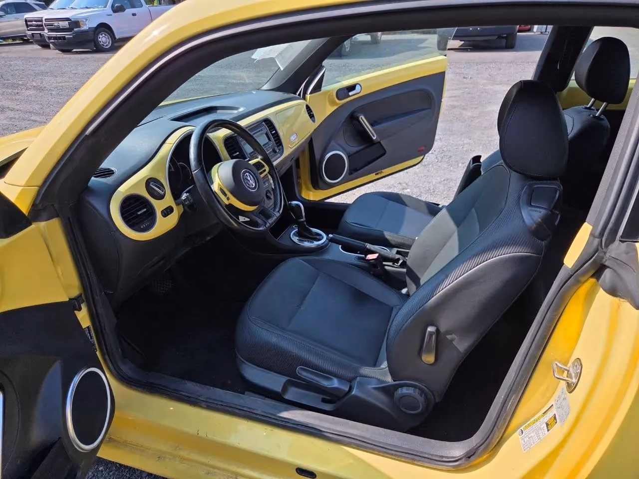 2015 Volkswagen Beetle 1.8T Hatchback 2D — photo 14 of 19