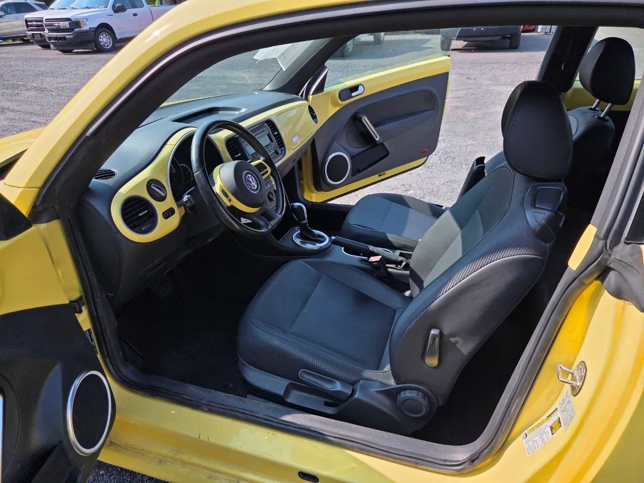 2015 Volkswagen Beetle 1.8T Hatchback 2D — photo 14 of 19