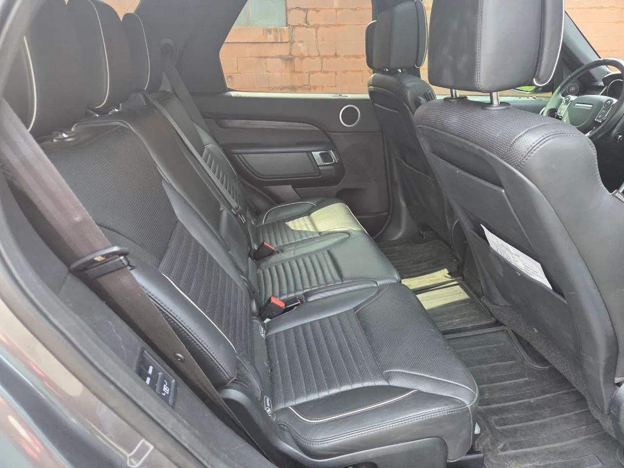 2017 Land Rover Discovery HSE Luxury Sport Utility 4D — photo 18 of 22