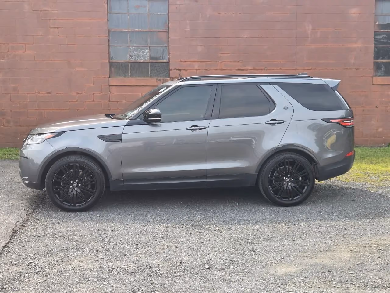 2017 Land Rover Discovery HSE Luxury Sport Utility 4D — photo 2 of 22