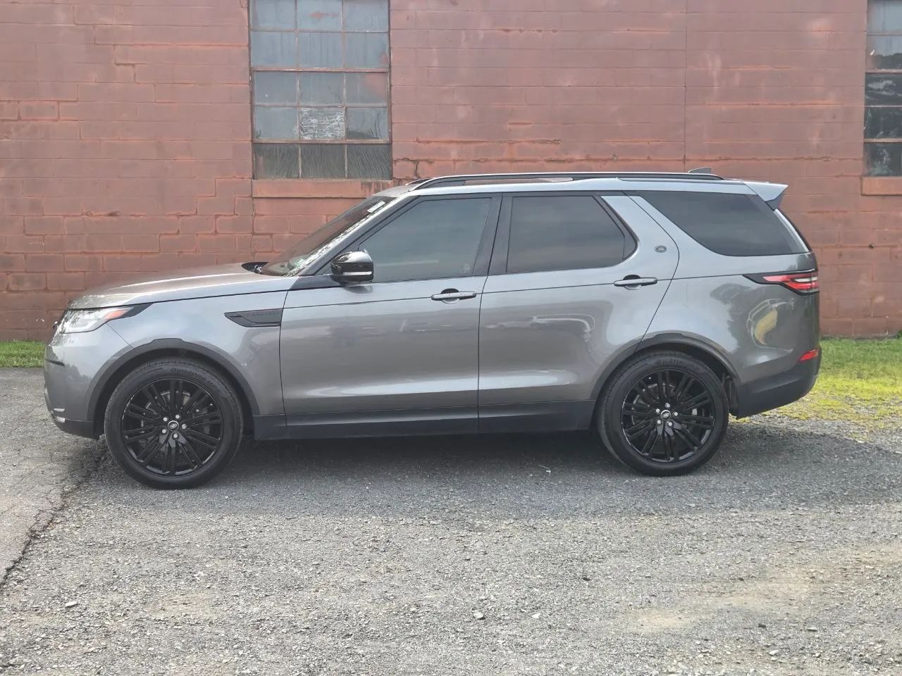 2017 Land Rover Discovery HSE Luxury Sport Utility 4D — photo 2 of 22