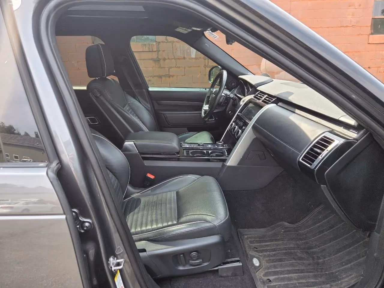 2017 Land Rover Discovery HSE Luxury Sport Utility 4D — photo 16 of 22