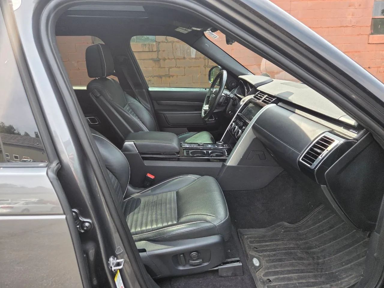 2017 Land Rover Discovery HSE Luxury Sport Utility 4D — photo 16 of 22