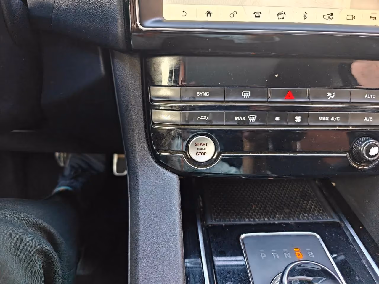 2019 Jaguar F-PACE — photo 14 of 40