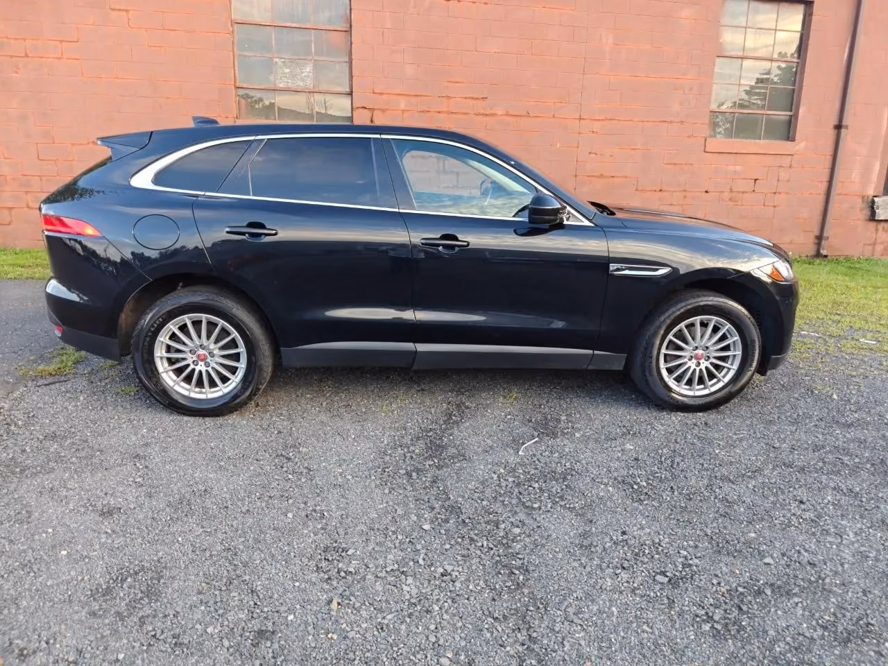 2019 Jaguar F-PACE — photo 13 of 40
