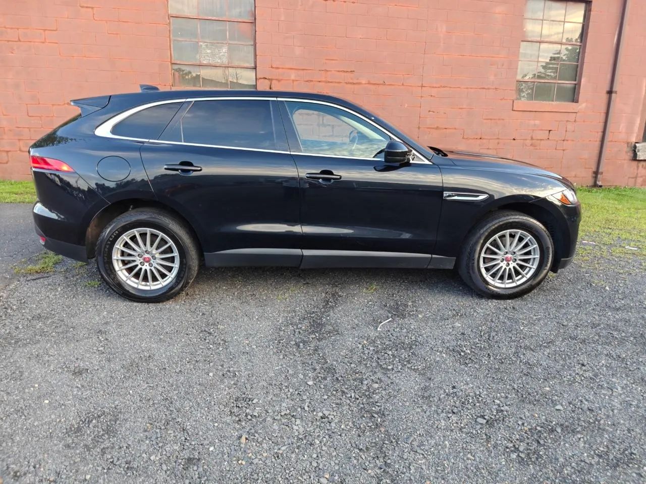 2019 Jaguar F-PACE — photo 13 of 40