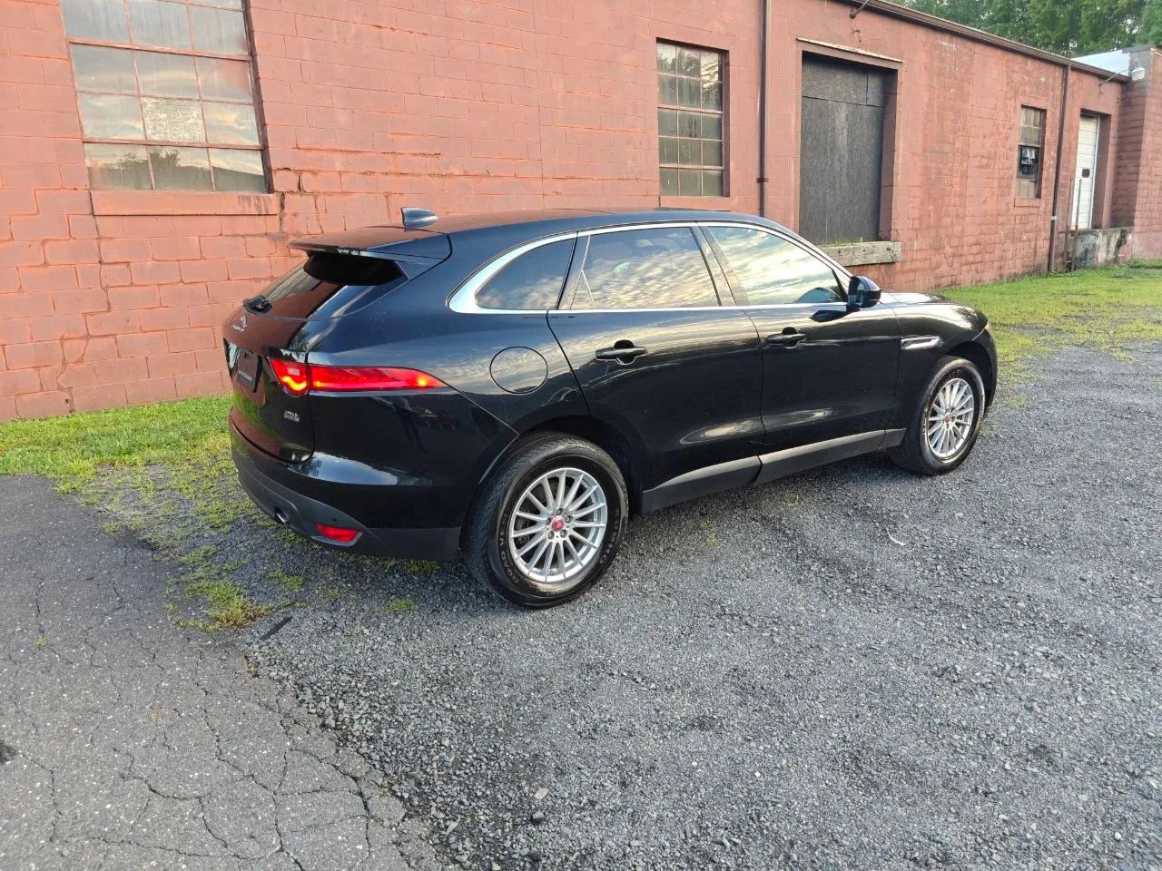 2019 Jaguar F-PACE — photo 11 of 40