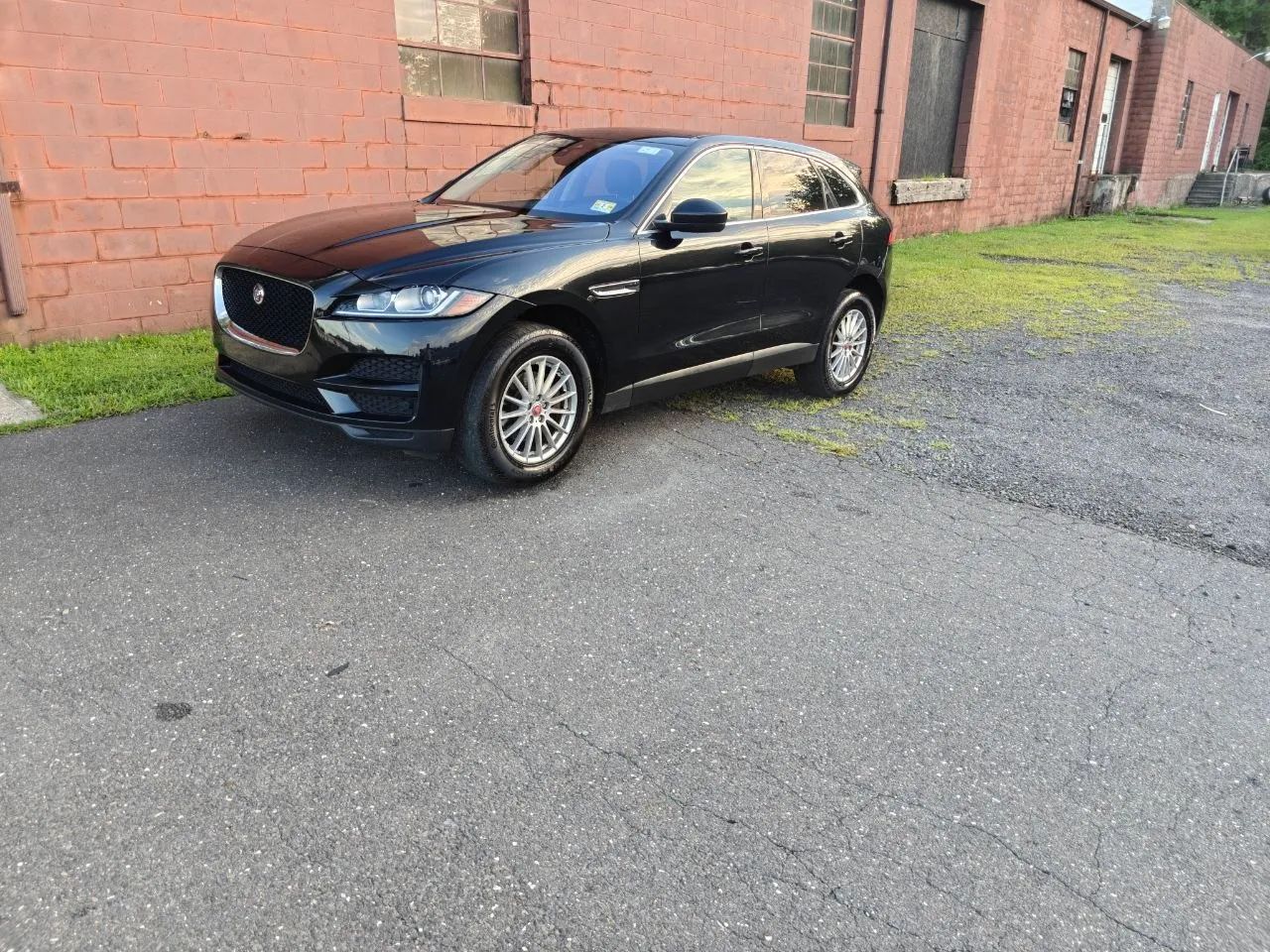 2019 Jaguar F-PACE — photo 19 of 40