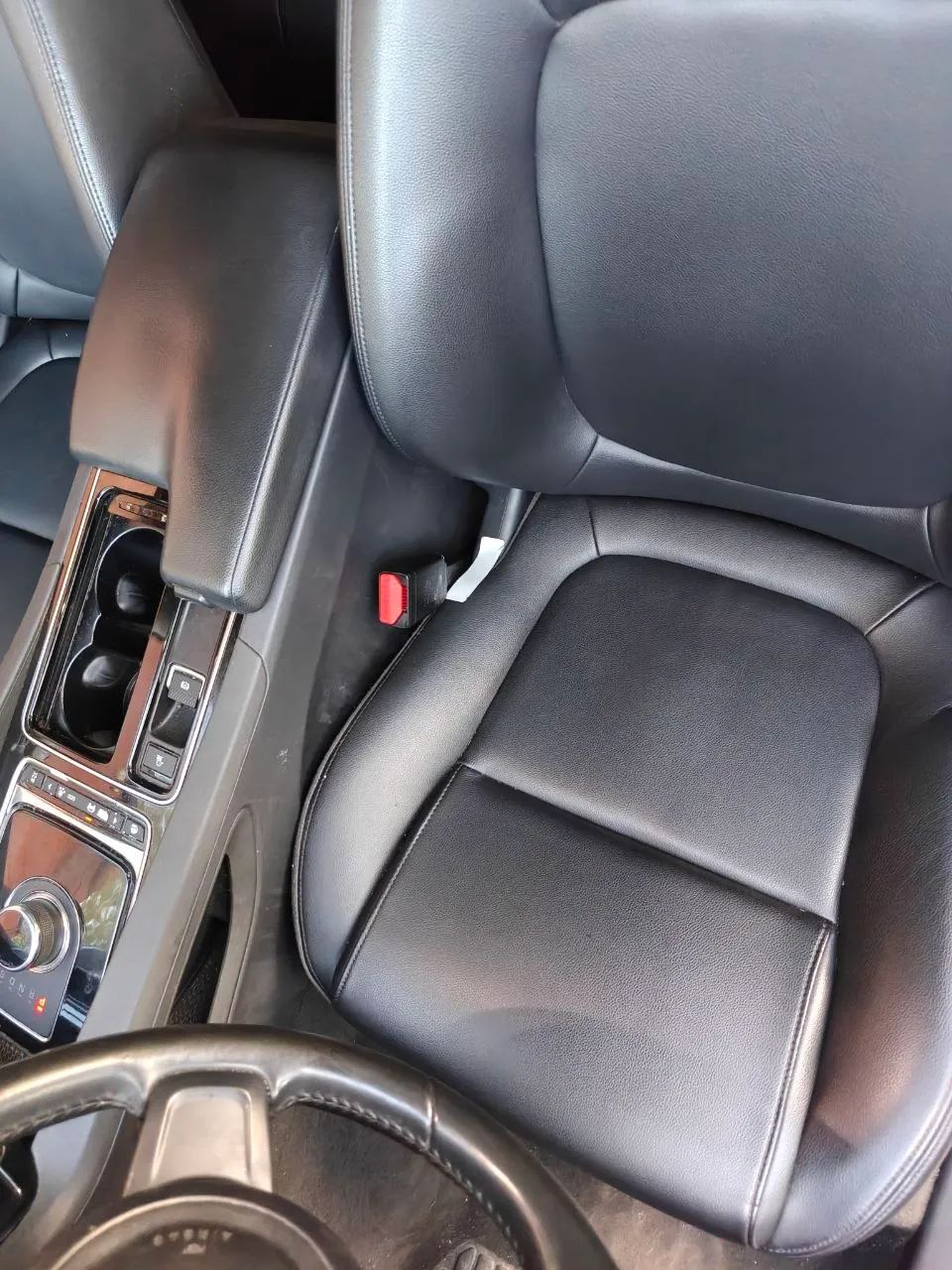 2019 Jaguar F-PACE — photo 21 of 40