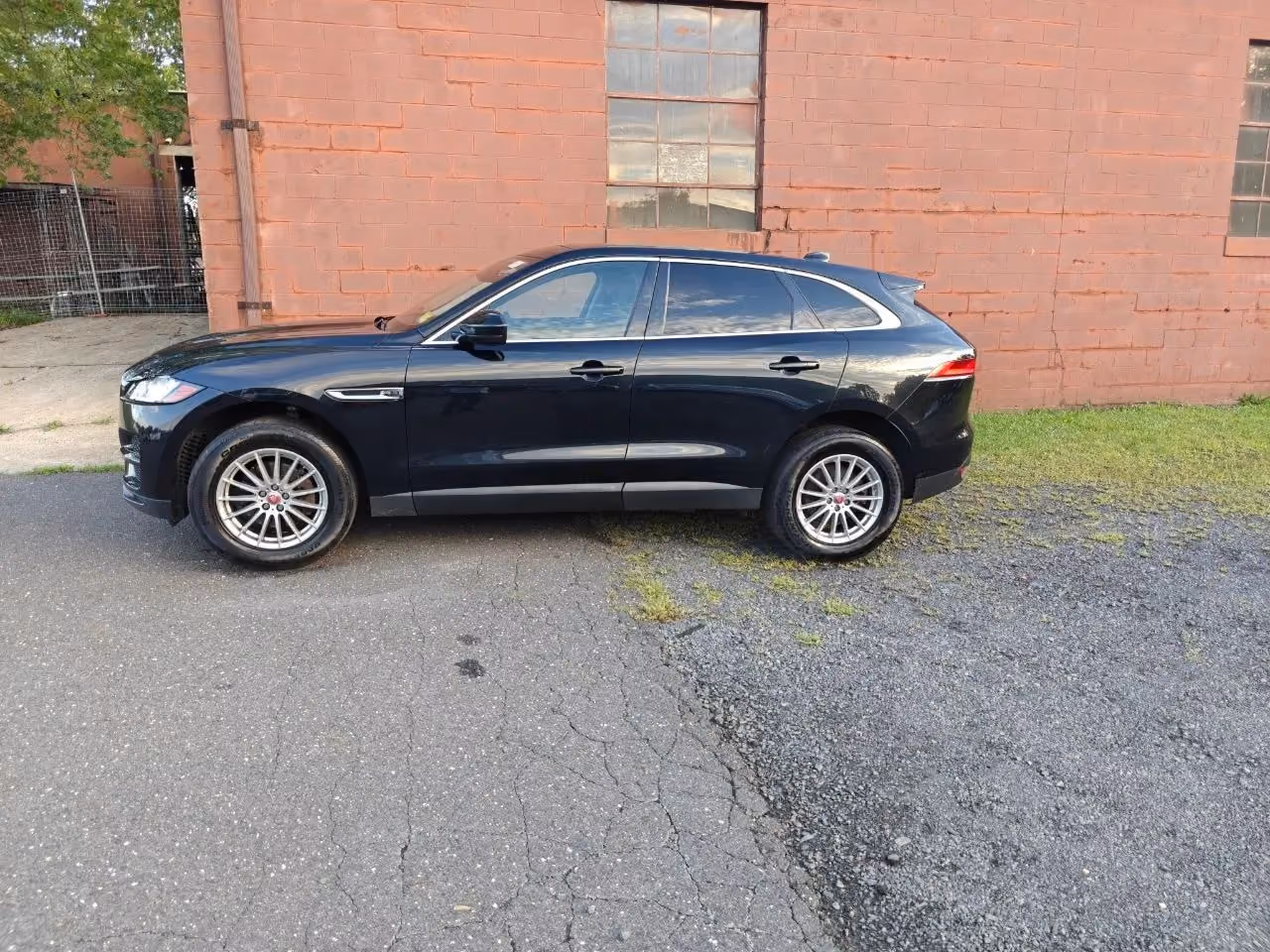 2019 Jaguar F-PACE — photo 15 of 40