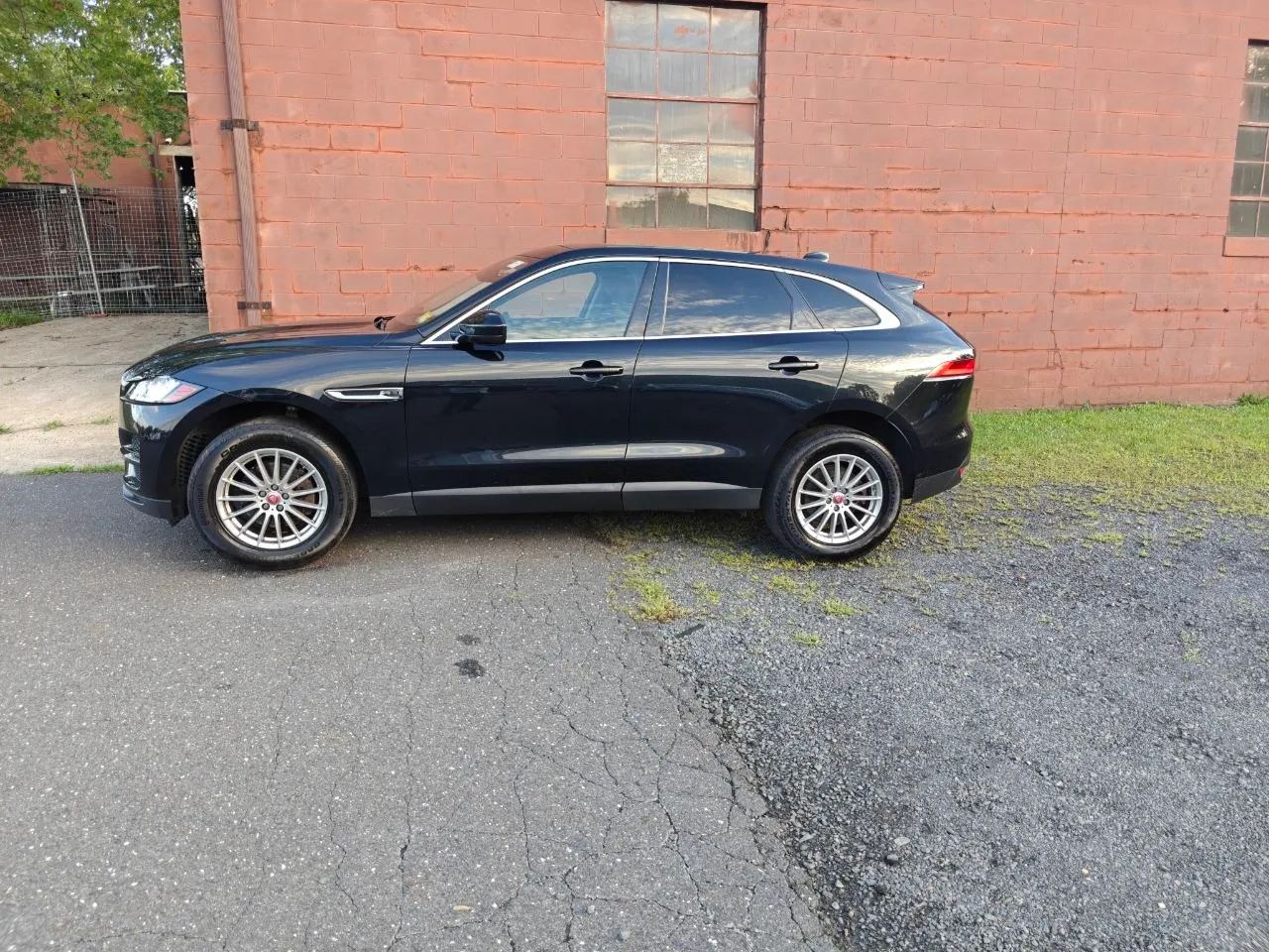 2019 Jaguar F-PACE — photo 15 of 40