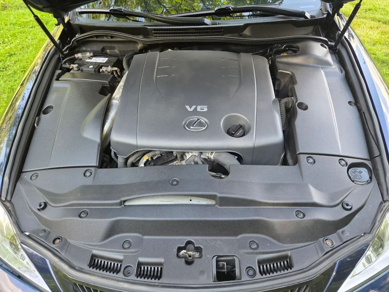 2011 Lexus IS — photo 17 of 26