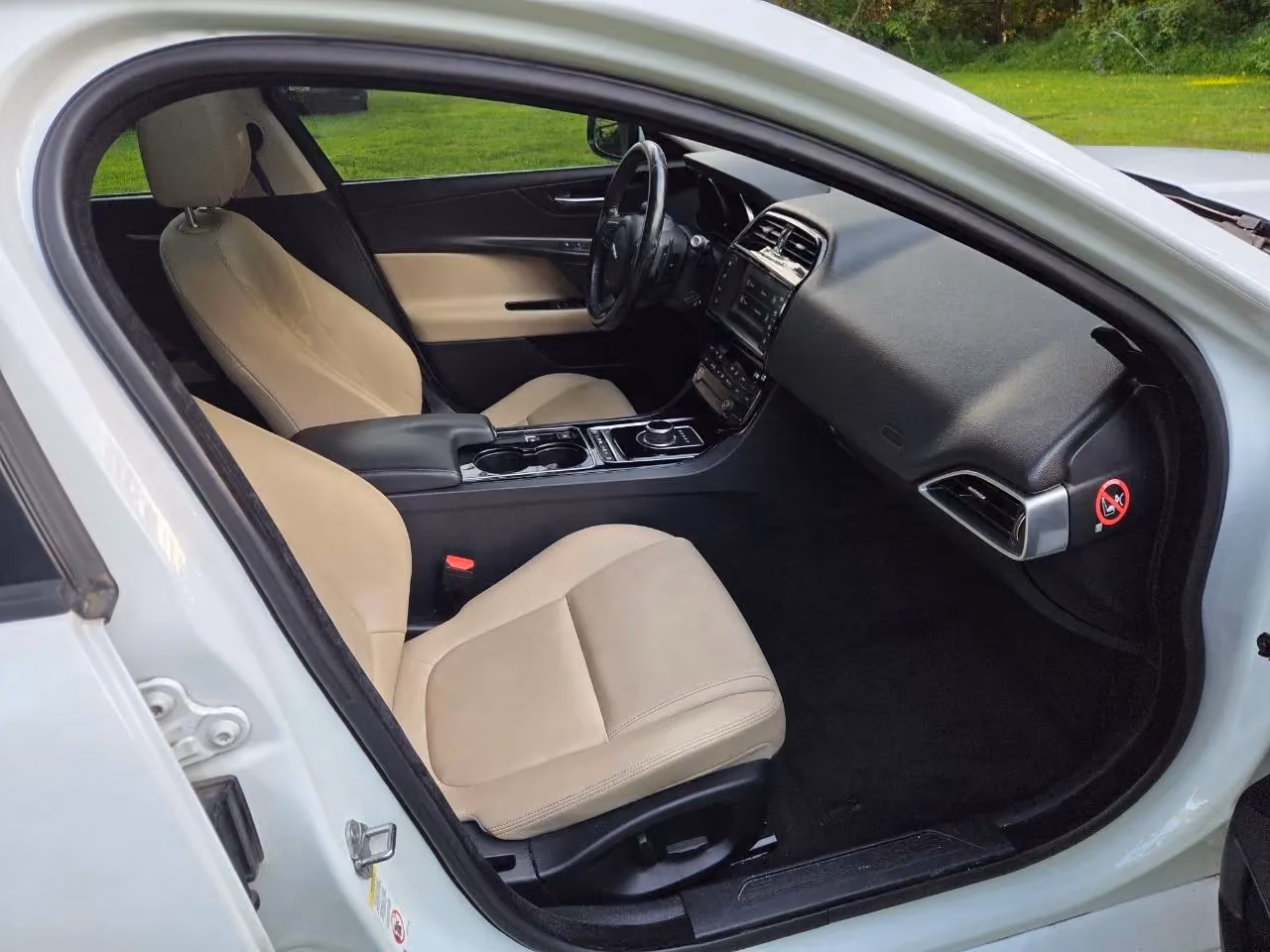 2017 Jaguar XE — photo 14 of 31