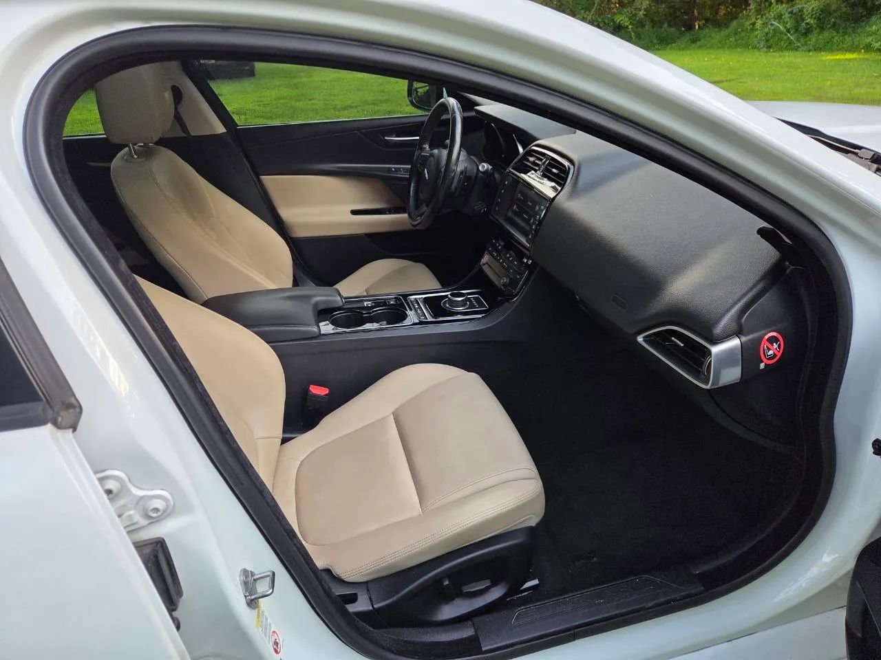 2017 Jaguar XE — photo 14 of 31