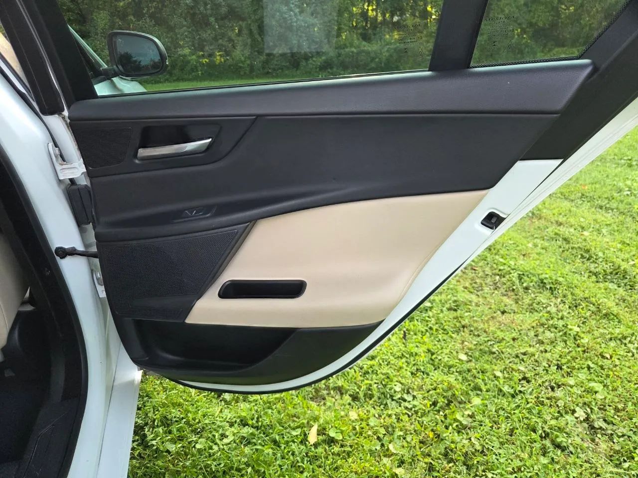 2017 Jaguar XE — photo 18 of 31