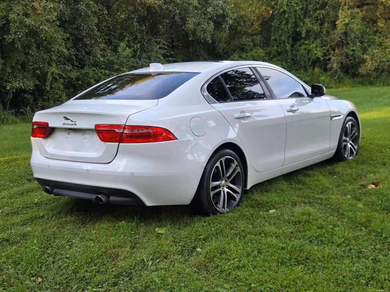 2017 Jaguar XE — photo 4 of 31