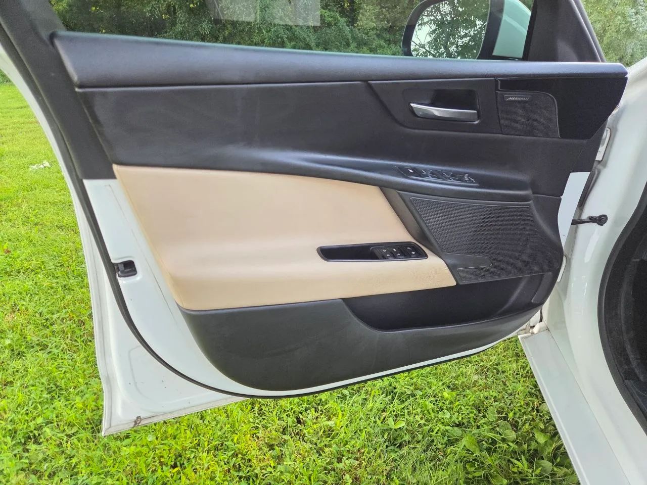 2017 Jaguar XE — photo 13 of 31