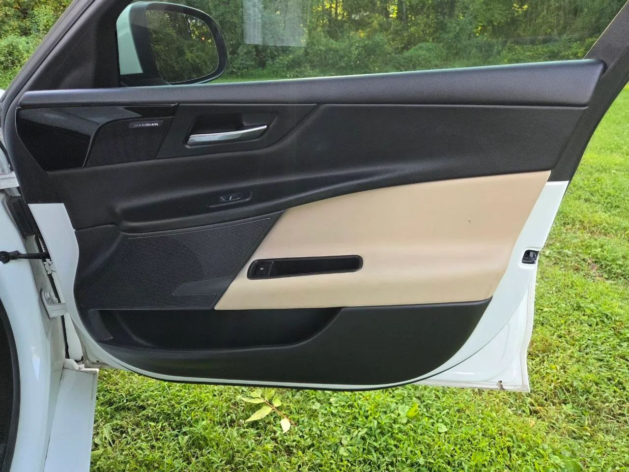 2017 Jaguar XE — photo 15 of 31