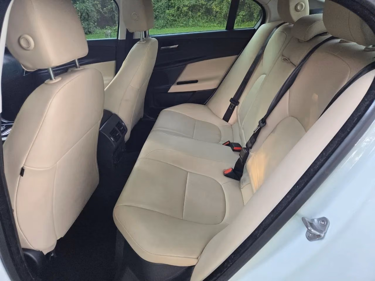 2017 Jaguar XE — photo 19 of 31