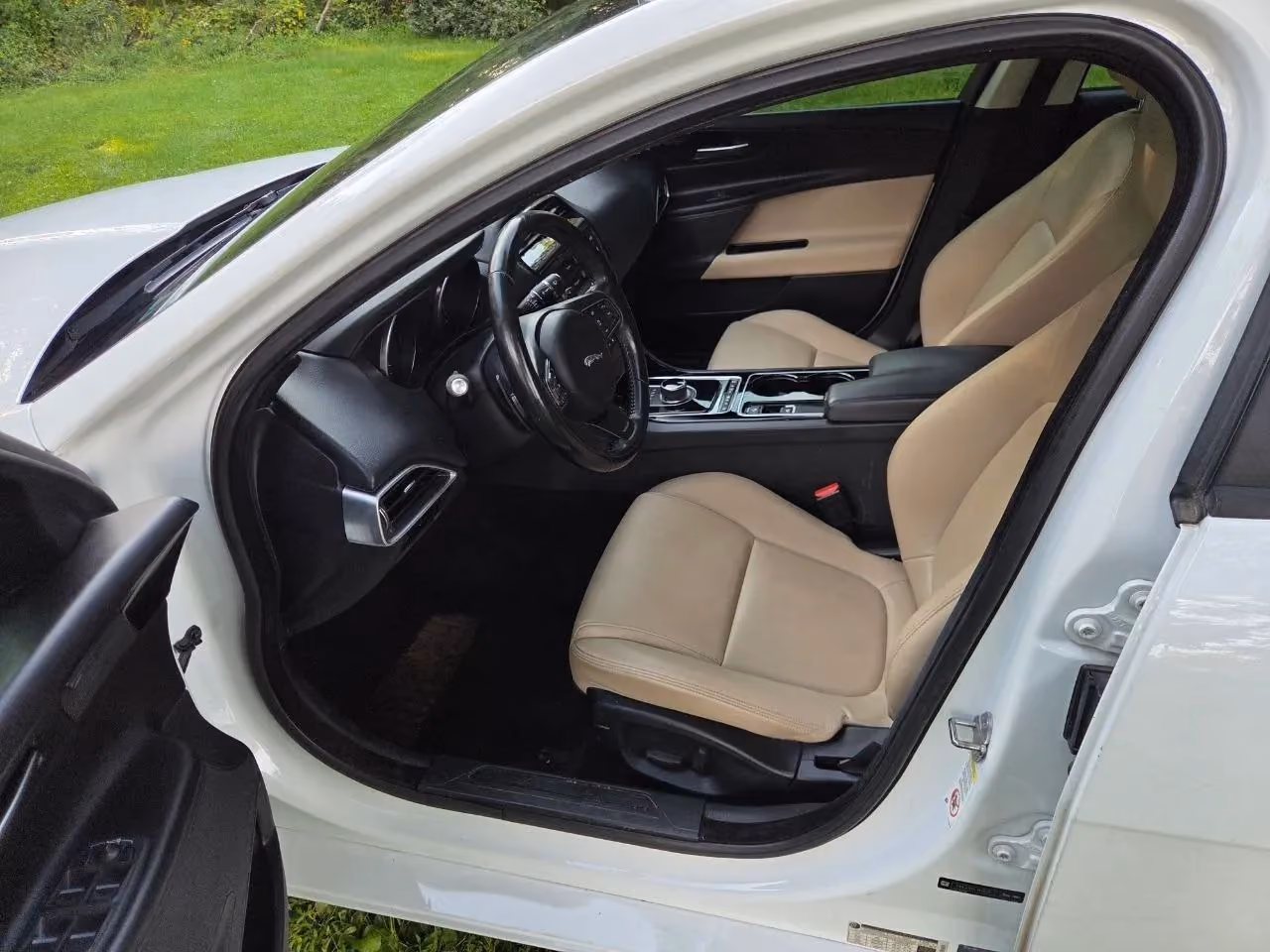 2017 Jaguar XE — photo 12 of 31