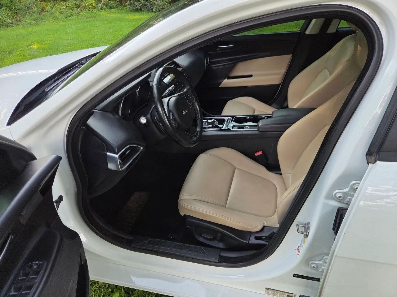 2017 Jaguar XE — photo 12 of 31