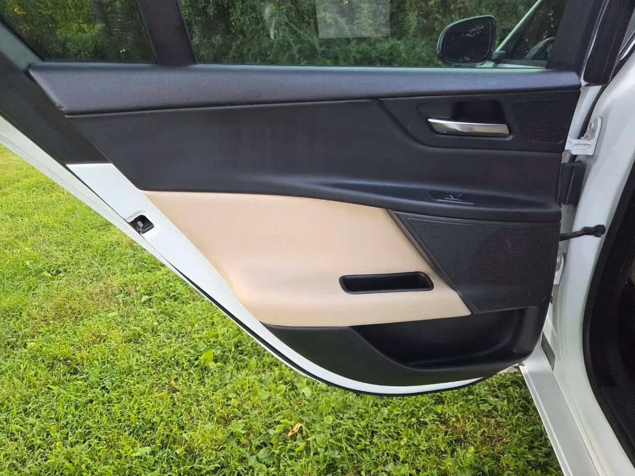 2017 Jaguar XE — photo 16 of 31
