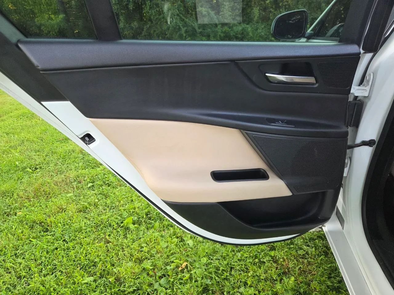 2017 Jaguar XE — photo 16 of 31